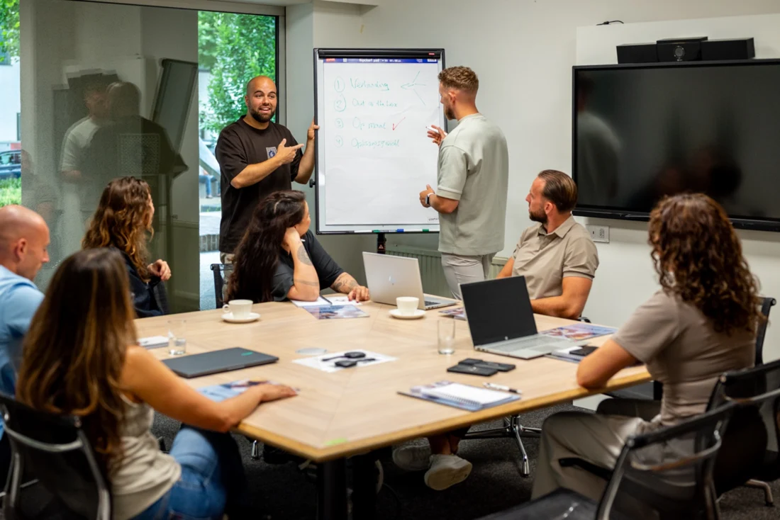 NEXT ST3P-collega’s bespreken samen ideeën bij een flip-over